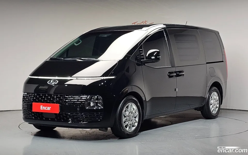 Hyundai Staria 3 2023 — photo 1, buy with delivery to Moscow