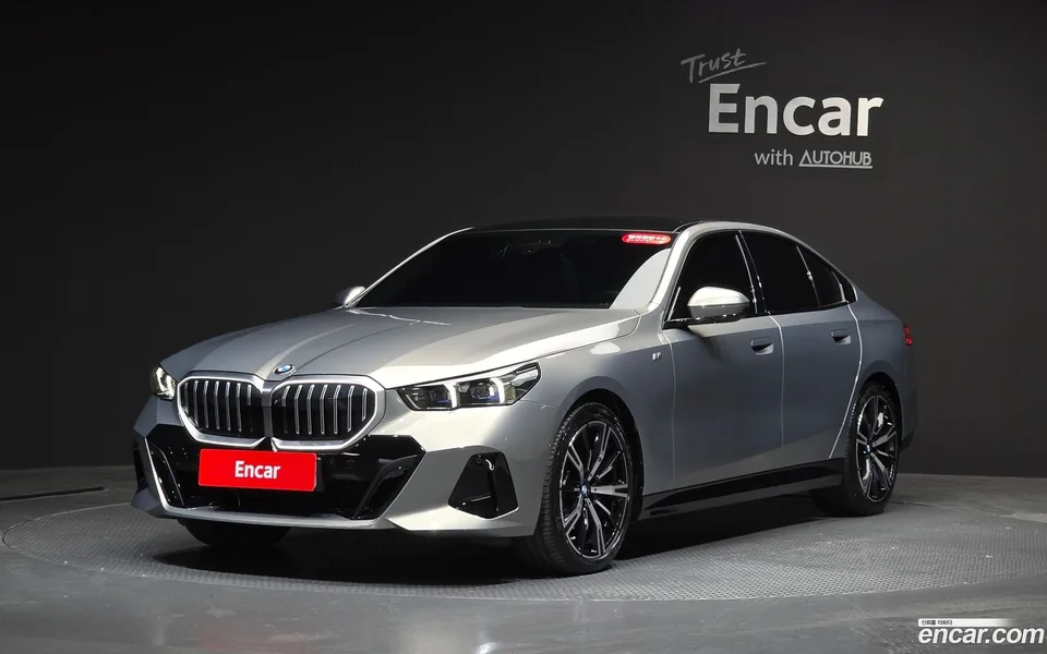 BMW 5 Series 530i xDrive M 2025 — фото 1, купить с доставкой в Москву