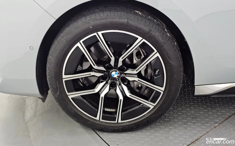 BMW 7 Series 740i sDrive M 2023 — thumbnail 2