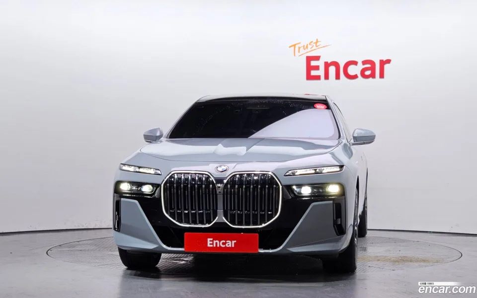 BMW 7 Series 740i sDrive M 2023 — thumbnail 3