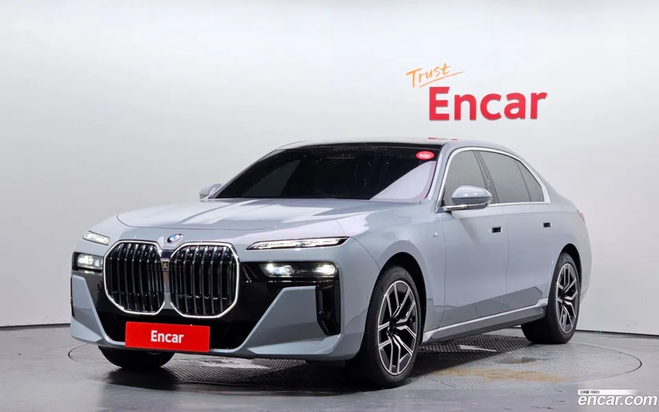 BMW 7 Series 740i sDrive M 2023 — photo 1, buy with delivery to Moscow