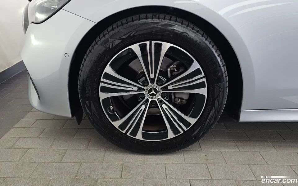 Mercedes-Benz E-Class E200 2024 — thumbnail 2