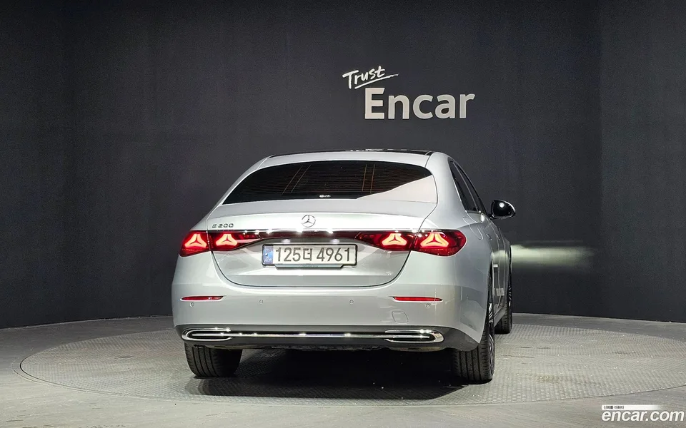 Mercedes-Benz E-Class E200 2024 — thumbnail 4