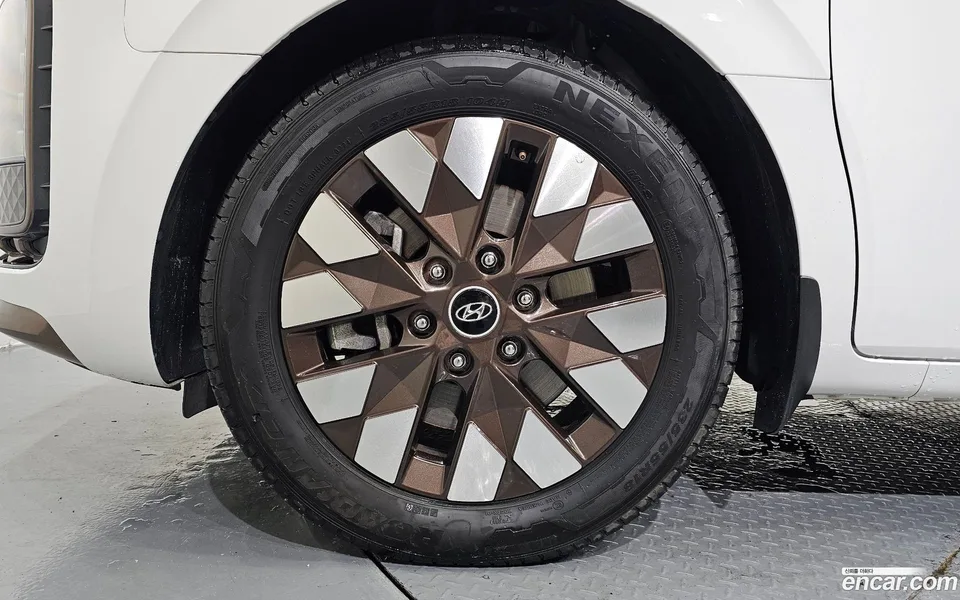 Hyundai Staria 2WD 2024 — thumbnail 2