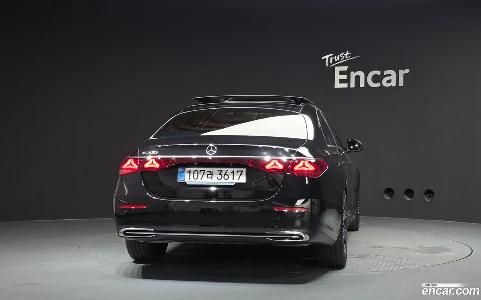 Mercedes-Benz E-Class E200 2025 — thumbnail 4