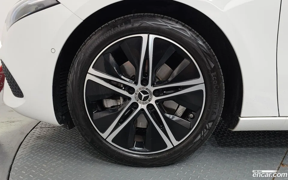 Mercedes-Benz A-Class A220 2024 — thumbnail 2