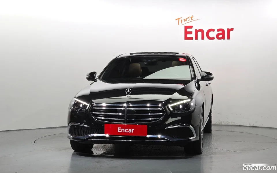 Mercedes-Benz E-Class E300e 4MATIC 2023 — thumbnail 3