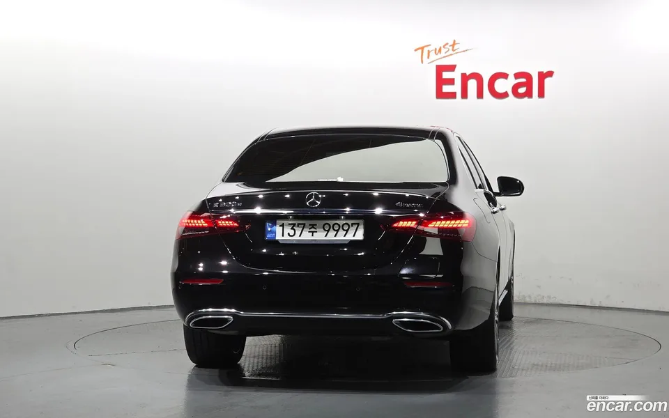 Mercedes-Benz E-Class E300e 4MATIC 2023 — thumbnail 4