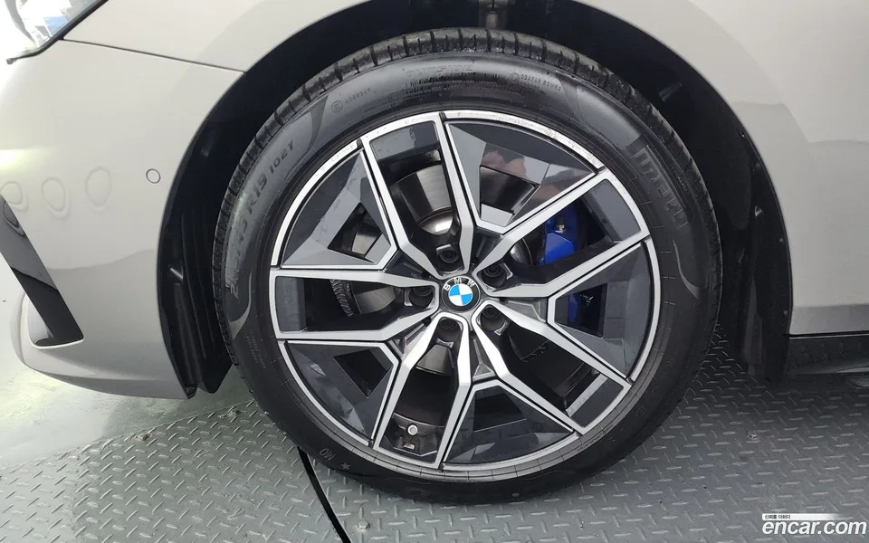 BMW 5 Series 520i M 2025 — thumbnail 2