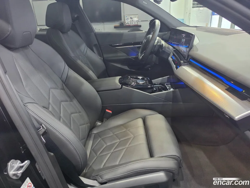 BMW 5 Series 520i M 2024 — thumbnail 4