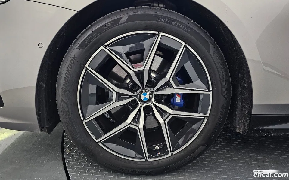 BMW 5 Series 520i M 2025 — thumbnail 2