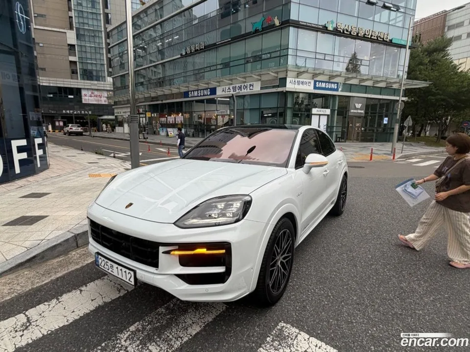 Porsche Cayenne 3.0 E- 2025 — thumbnail 3