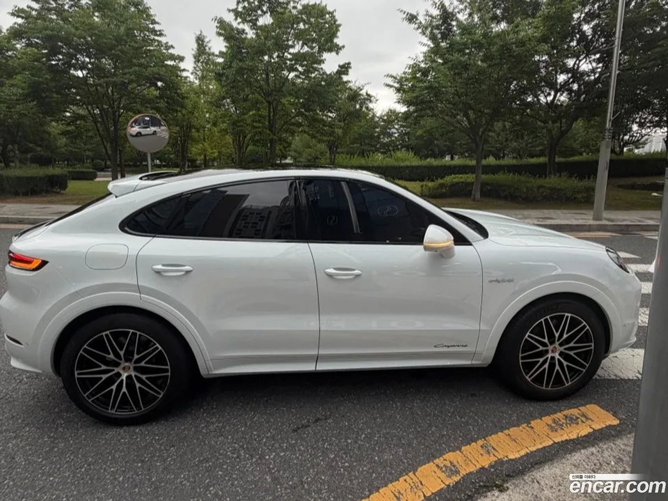 Porsche Cayenne 3.0 E- 2025 — thumbnail 4