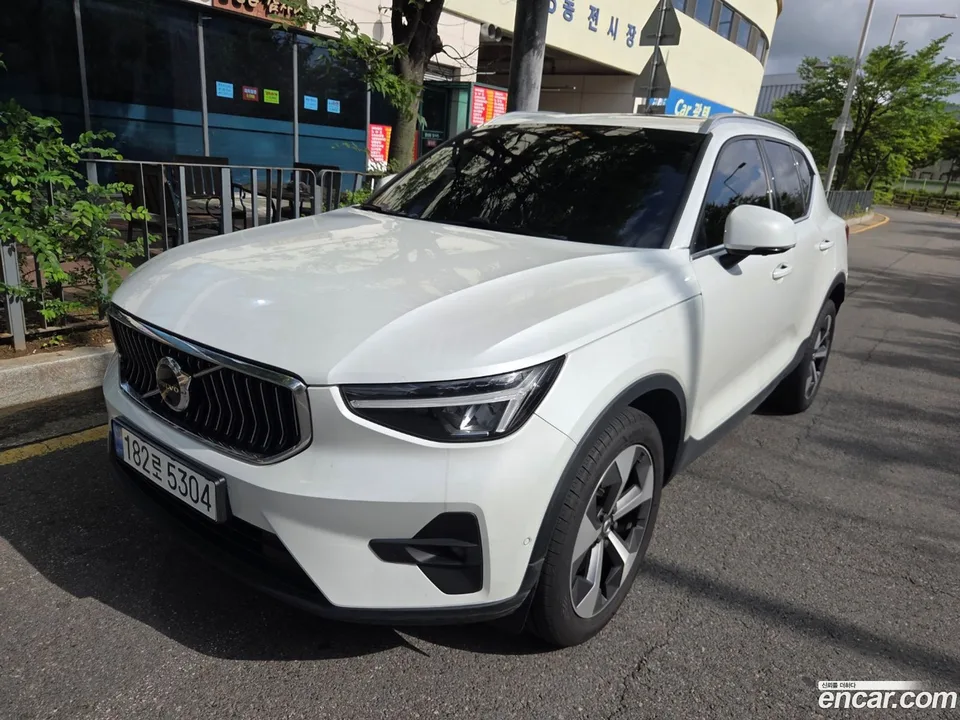 Volvo XC40 B4 2022 — thumbnail 4