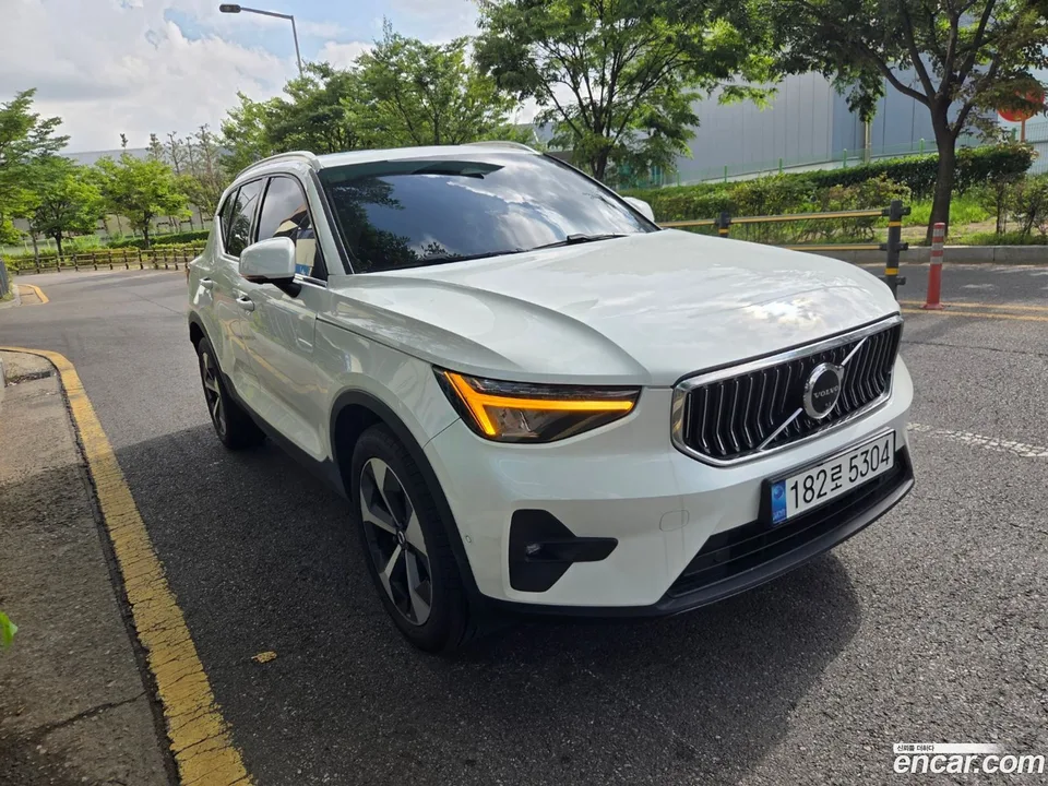 Volvo XC40 B4 2022 — thumbnail 5