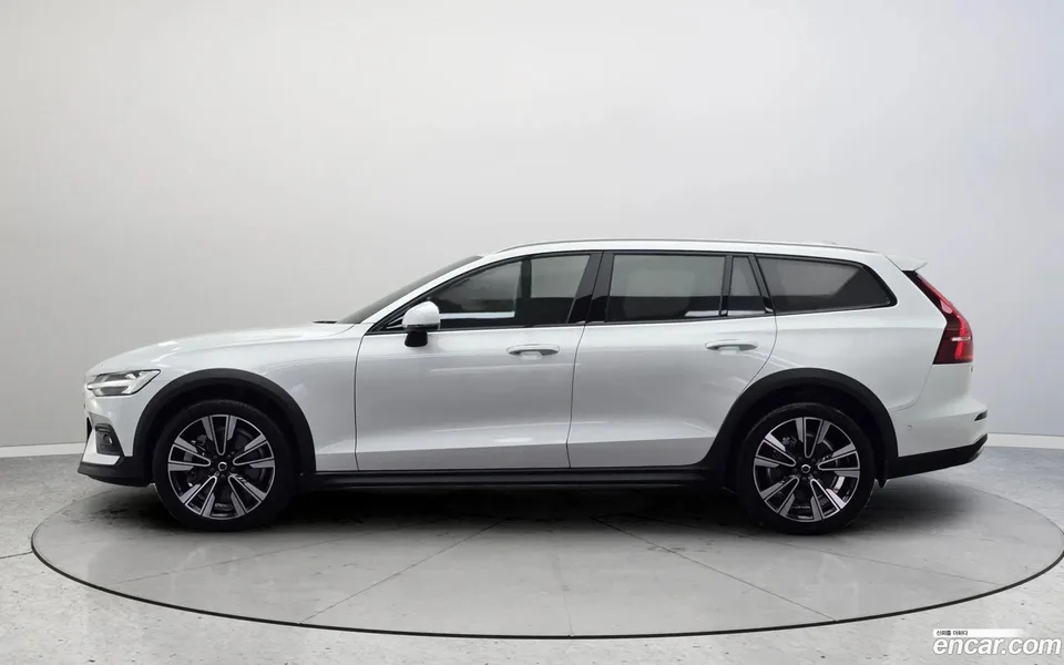 Volvo V60 Cross Country B5 AWD 2024 — thumbnail 3