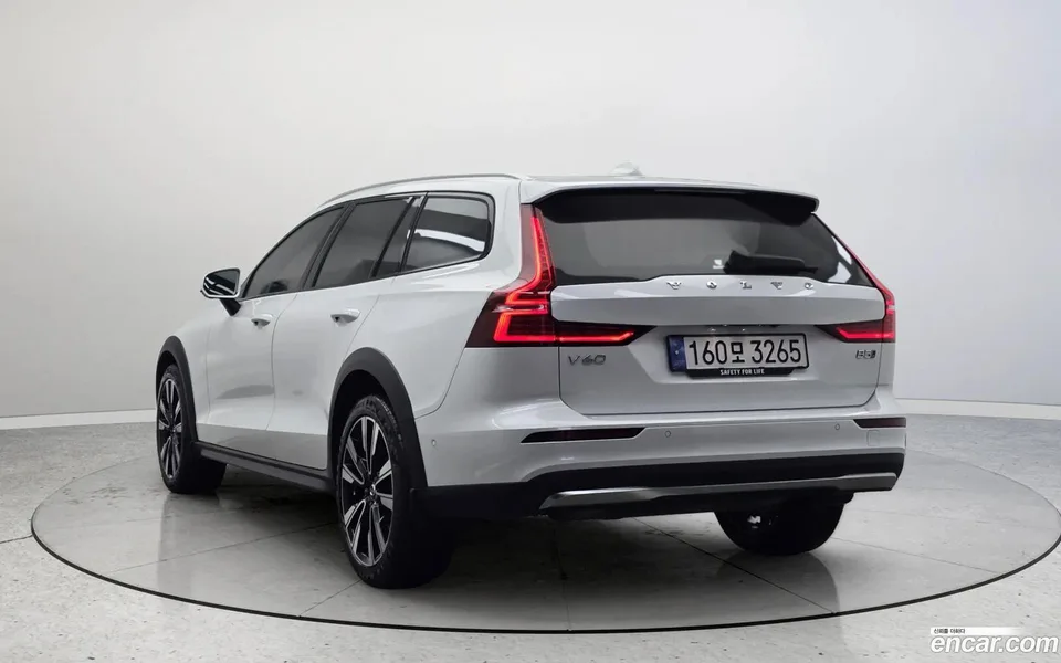 Volvo V60 Cross Country B5 AWD 2024 — thumbnail 4