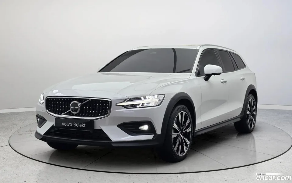 Volvo V60 Cross Country B5 AWD 2024 — photo 1, buy with delivery to Moscow