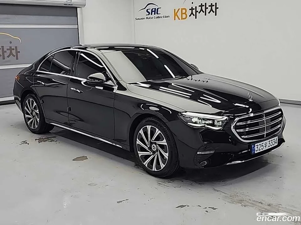 Mercedes-Benz E-Class E300 4MATIC 2025 — thumbnail 4