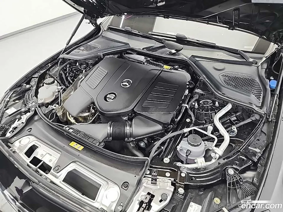 Mercedes-Benz E-Class E300 4MATIC 2025 — thumbnail 5