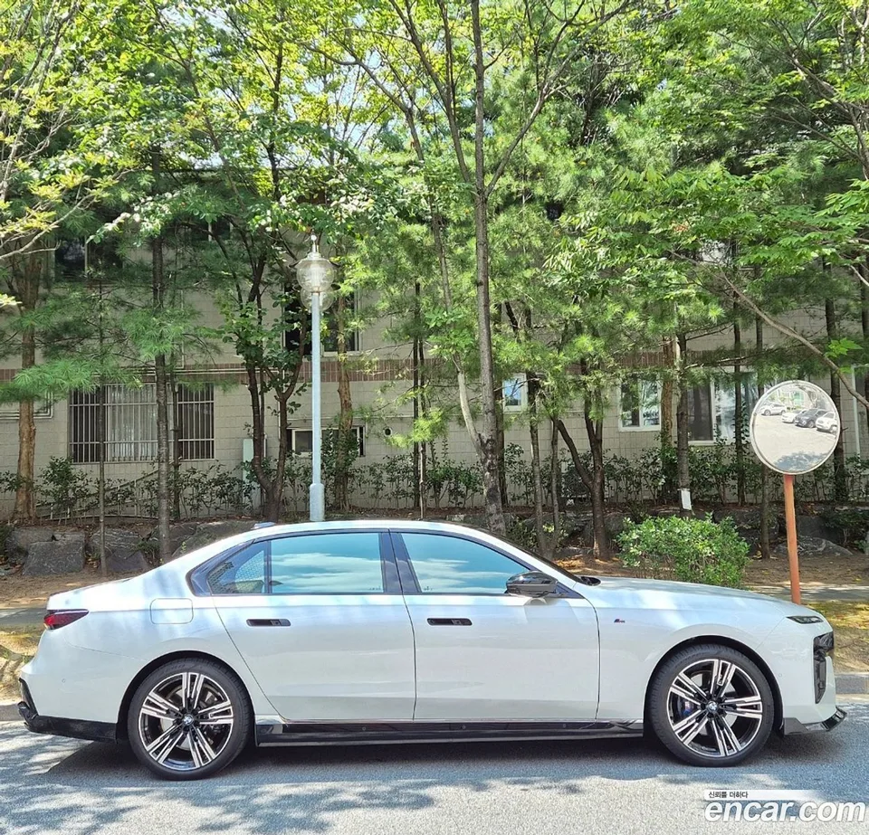 BMW i7 xDrive 60 M 2023 — thumbnail 2