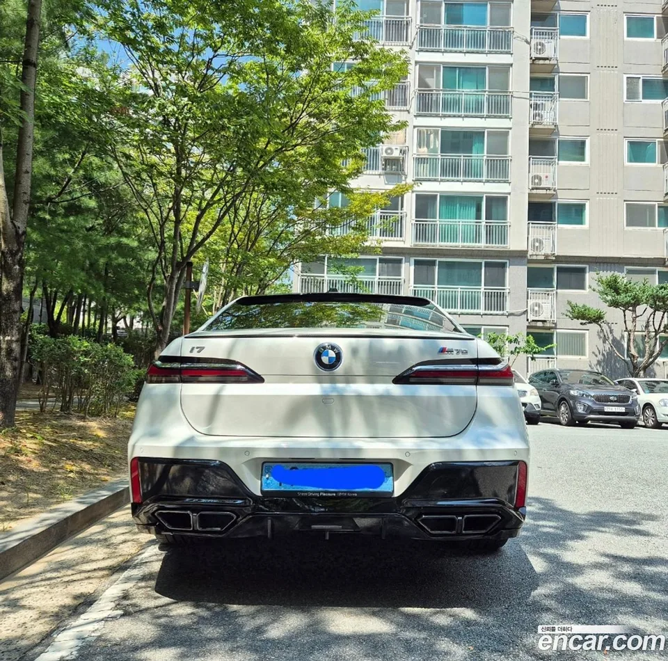 BMW i7 xDrive 60 M 2023 — thumbnail 3