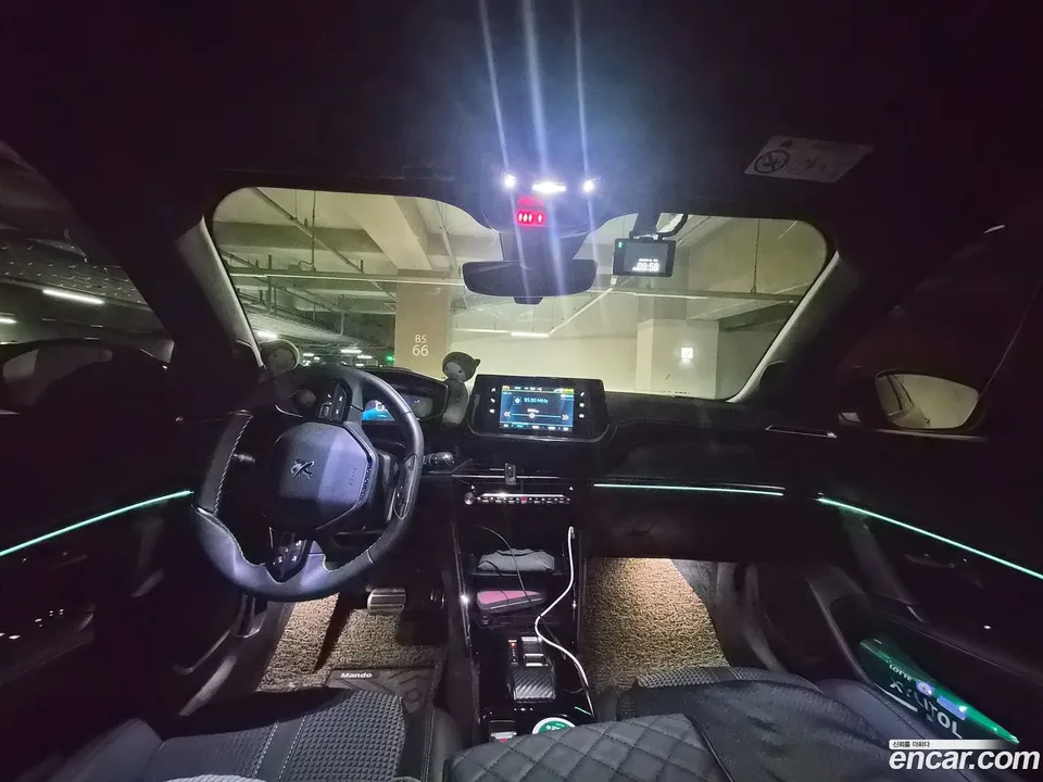 Peugeot e-2008 EV GT 2023 — thumbnail 2