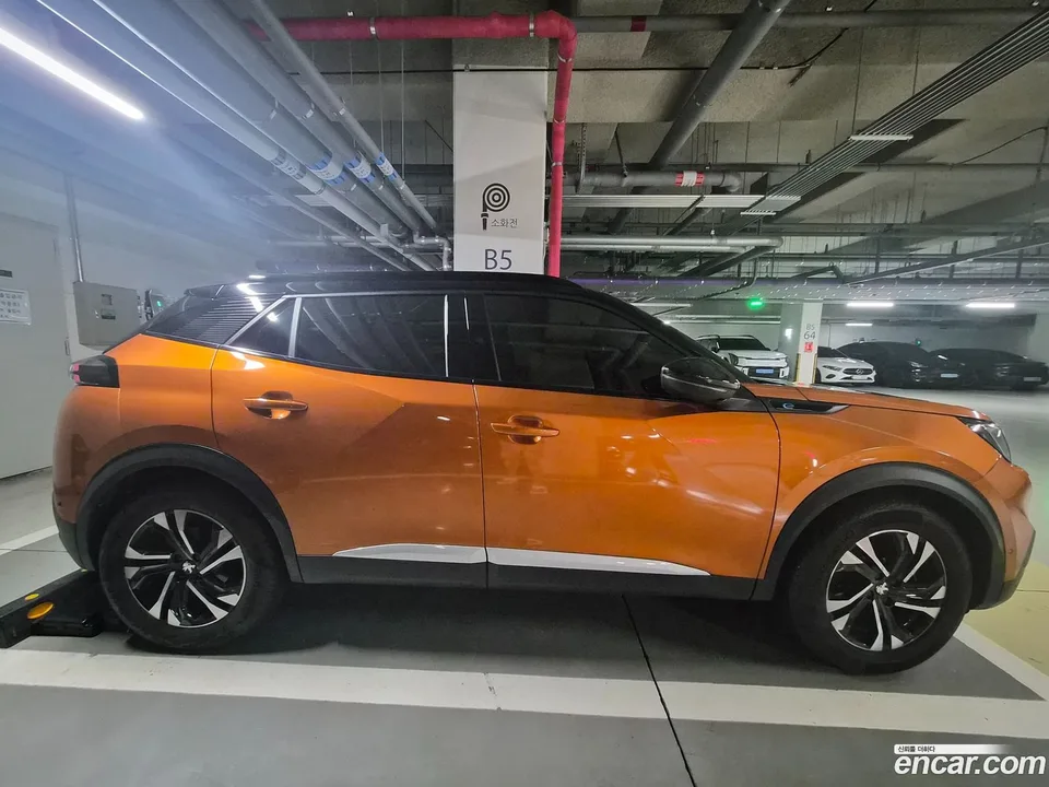 Peugeot e-2008 EV GT 2023 — thumbnail 3