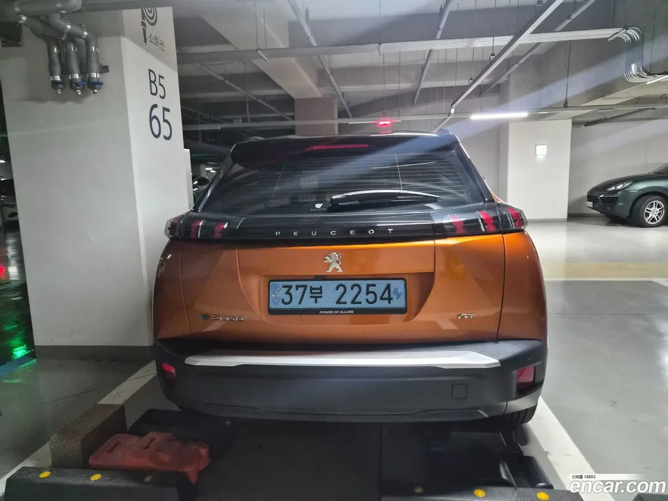 Peugeot e-2008 EV GT 2023 — thumbnail 4