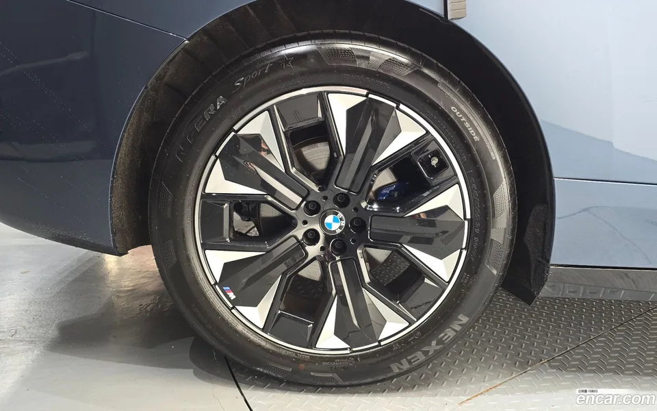 BMW iX xDrive45 M 2025 — миниатюра 2