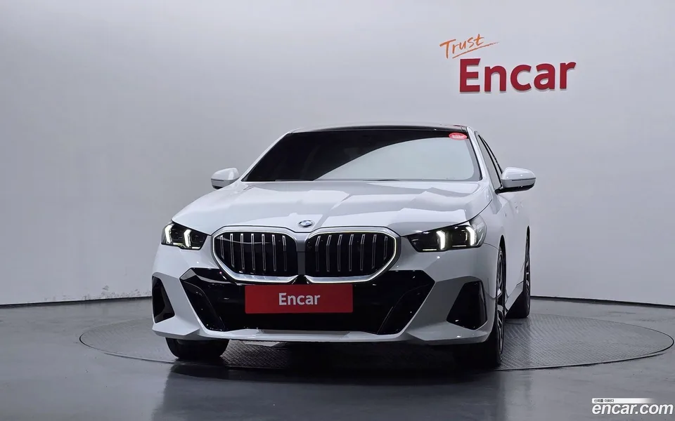 BMW 5 Series 530i xDrive M 2023 — thumbnail 3