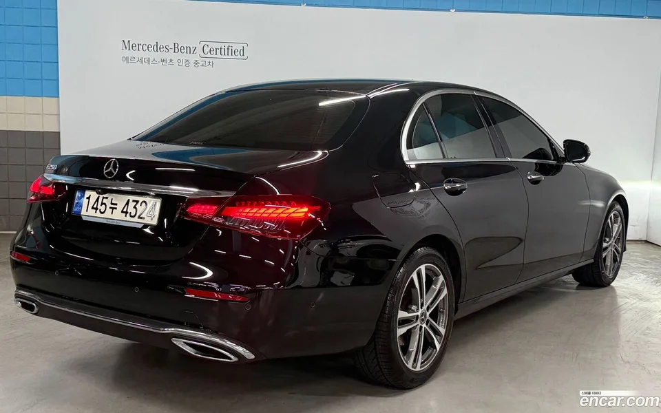 Mercedes-Benz E-Class E250 2023 — thumbnail 2