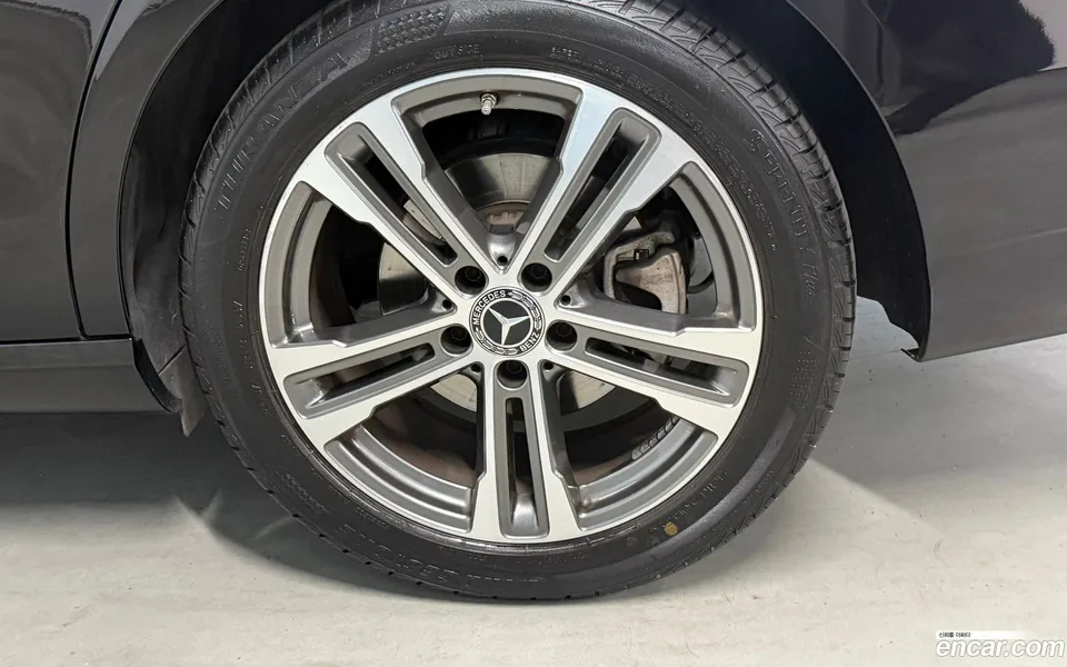 Mercedes-Benz E-Class E250 2023 — thumbnail 5