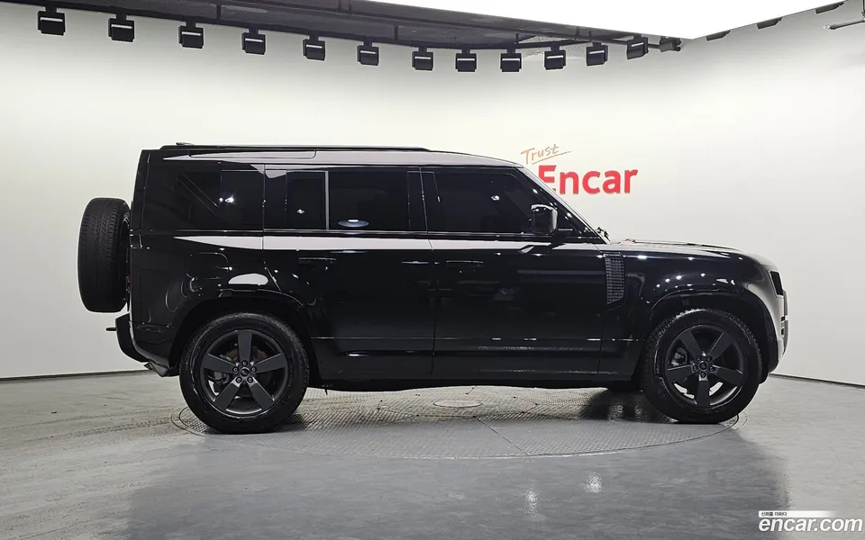 Land Rover Defender 110 P300 X- SE 2025 — thumbnail 2