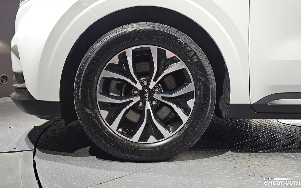 Kia Carnival 9 2023 — thumbnail 2