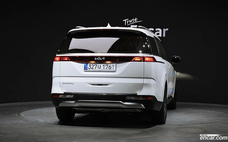 Kia Carnival 9 2023 — thumbnail 4