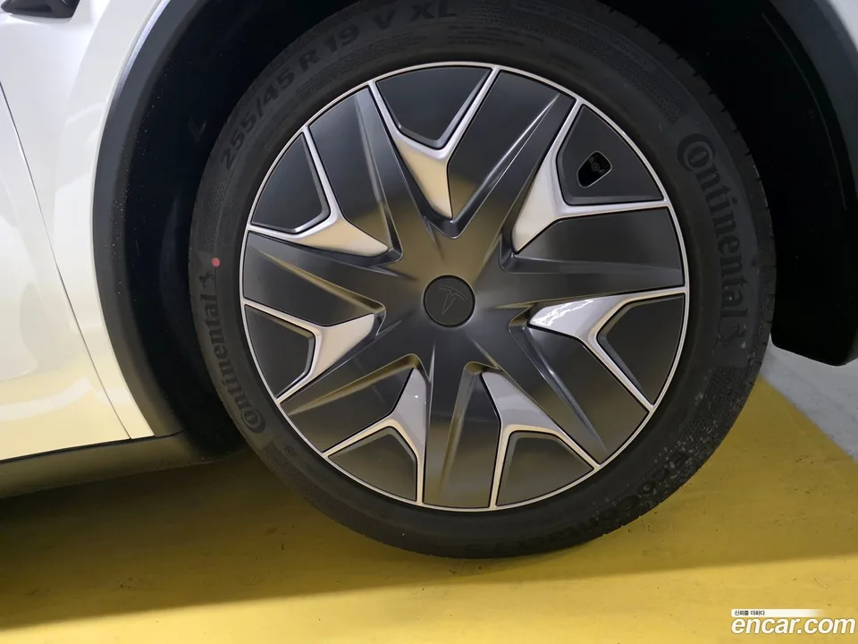 Tesla Model Y L AWD 2026 — миниатюра 2