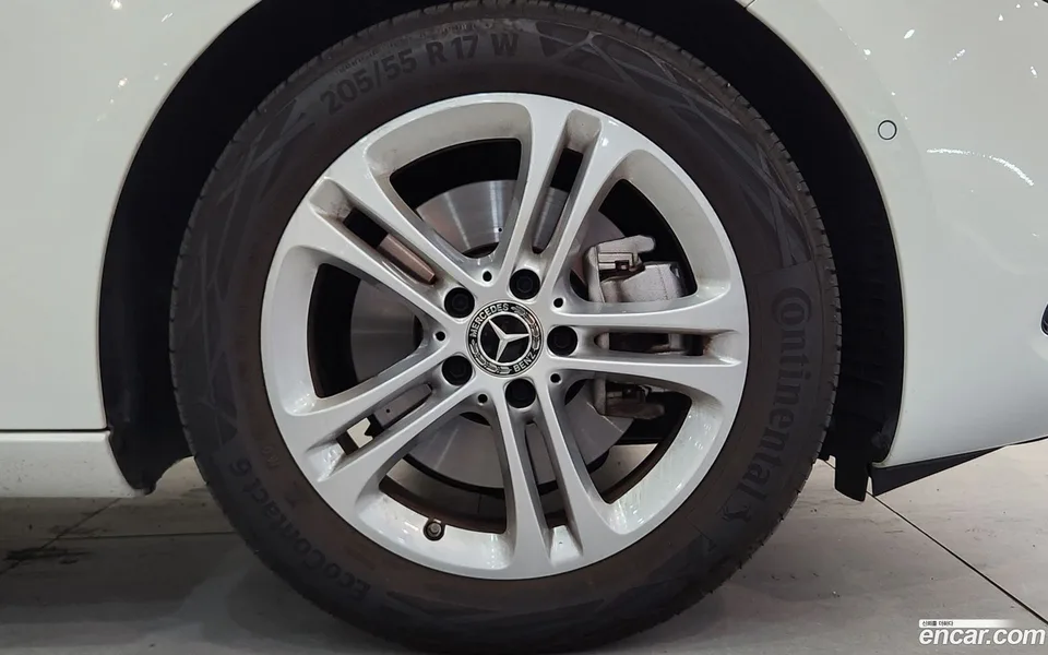 Mercedes-Benz A-Class A220 2024 — thumbnail 5