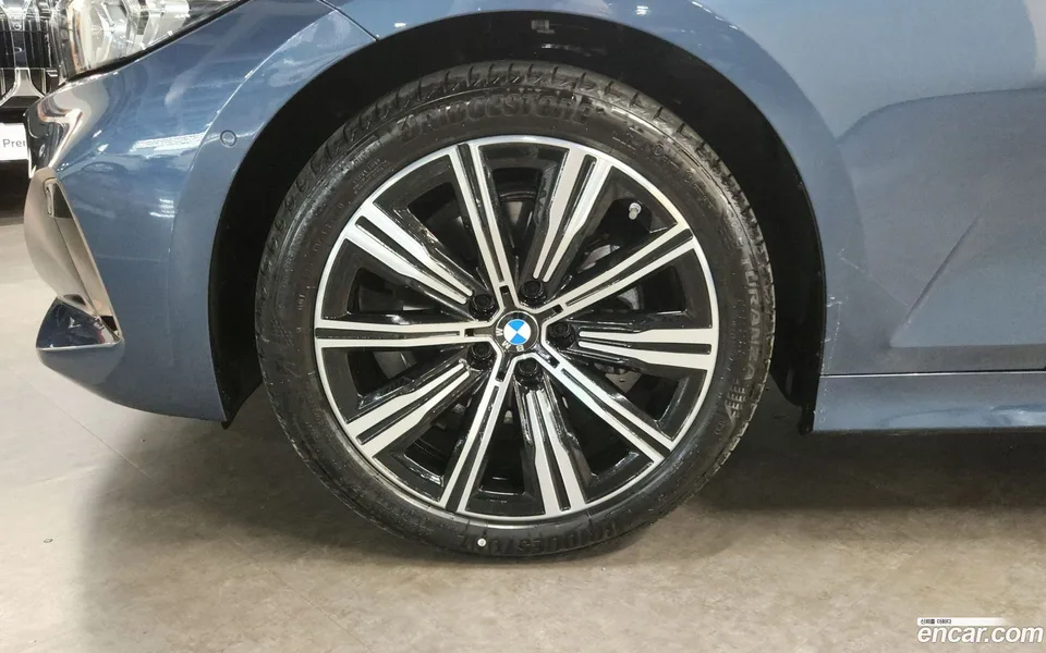 BMW 3 Series 320i 2025 — thumbnail 5