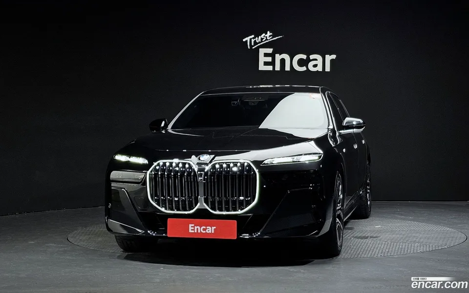 BMW 7 Series 740i sDrive M 2023 — thumbnail 3