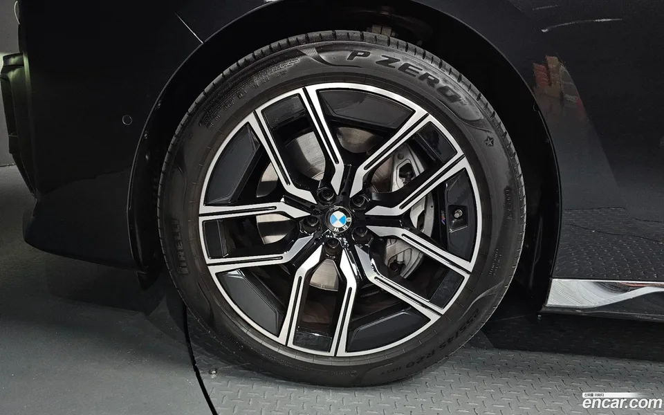 BMW 7 Series 740i sDrive M 2023 — thumbnail 5