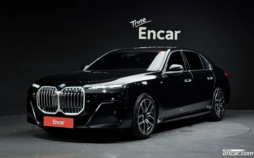 BMW 7 Series 740i sDrive M 2023 — photo 1, buy with delivery to Moscow