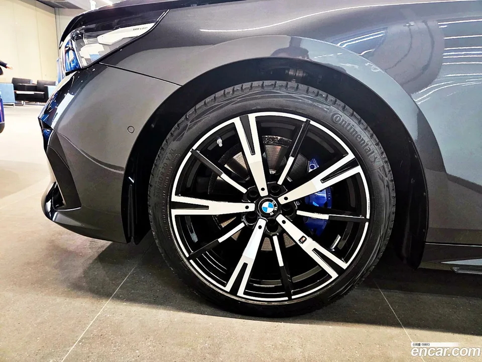 BMW 5 Series 530i xDrive M 2025 — thumbnail 5