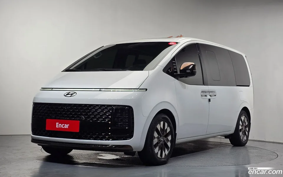 Hyundai Staria 7 2023 — photo 1, buy with delivery to Moscow