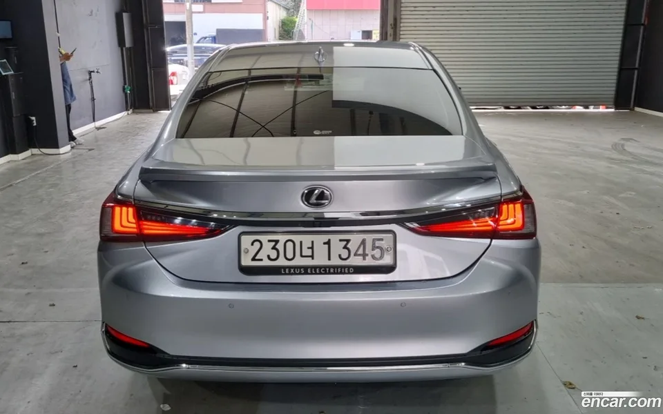 Lexus ES 300h 2023 — thumbnail 3