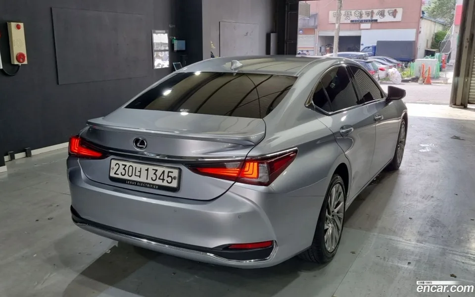 Lexus ES 300h 2023 — thumbnail 4