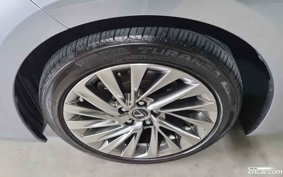 Lexus ES 300h 2023 — thumbnail 5