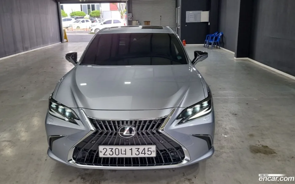 Lexus ES 300h 2023 — photo 1, buy with delivery to Moscow