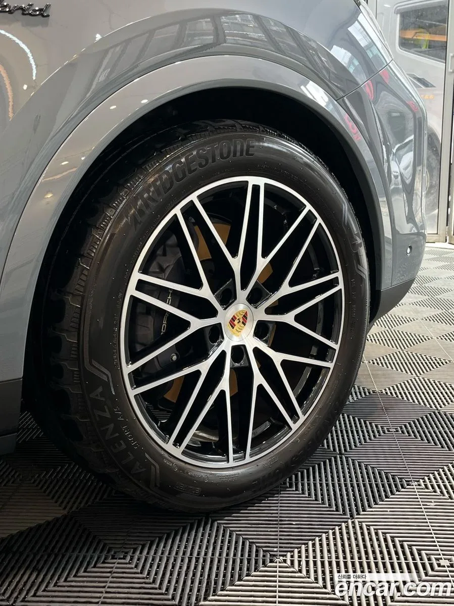 Porsche Cayenne 3.0 E- 2024 — thumbnail 2