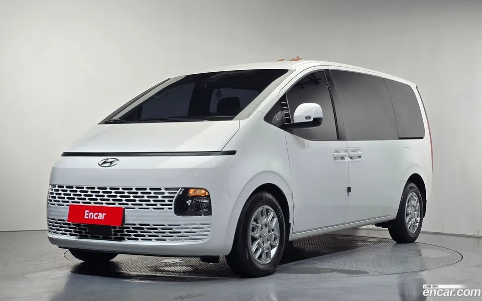 Hyundai Staria 5 2023 — photo 1, buy with delivery to Moscow